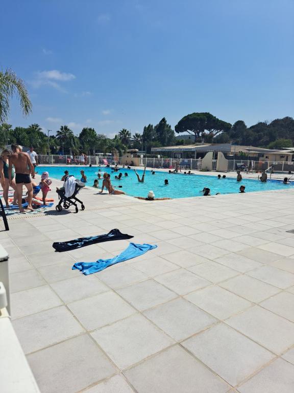 a group of people at a swimming pool at Mobil home in Fréjus