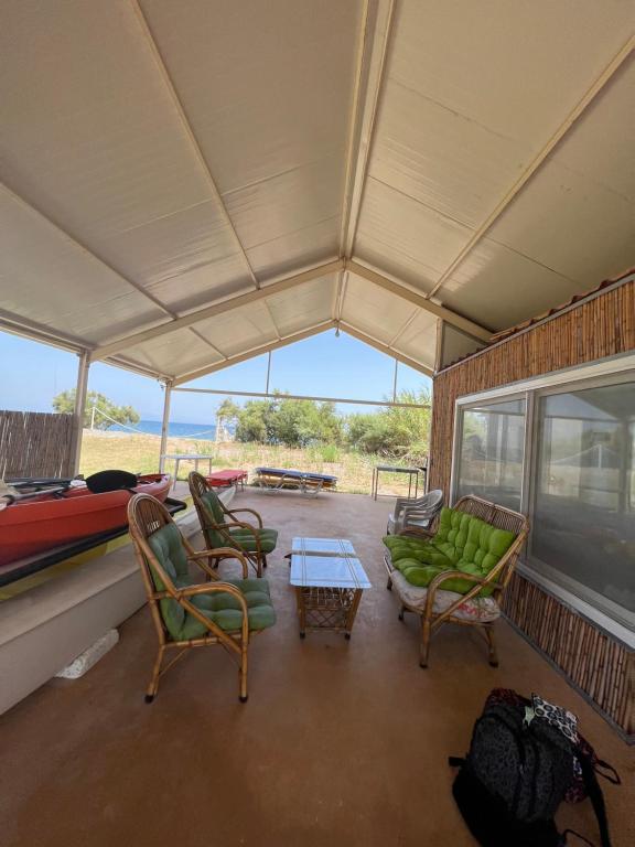 Balkón nebo terasa v ubytování MANI Kamares Beach House