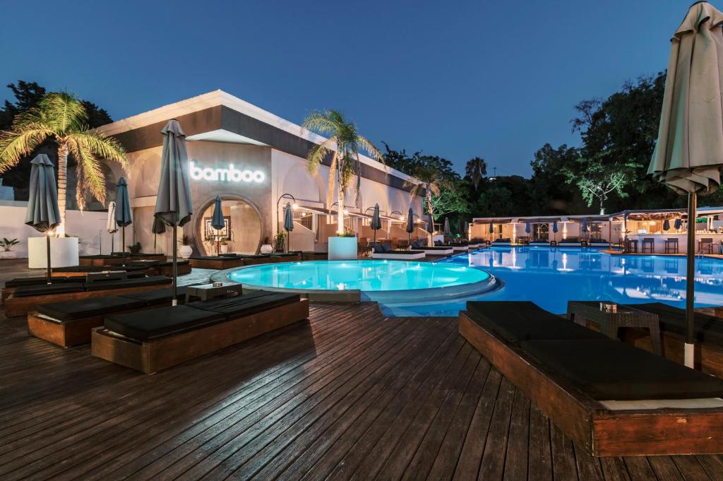 Πισίνα στο ή κοντά στο Bamboo Suites Hotel