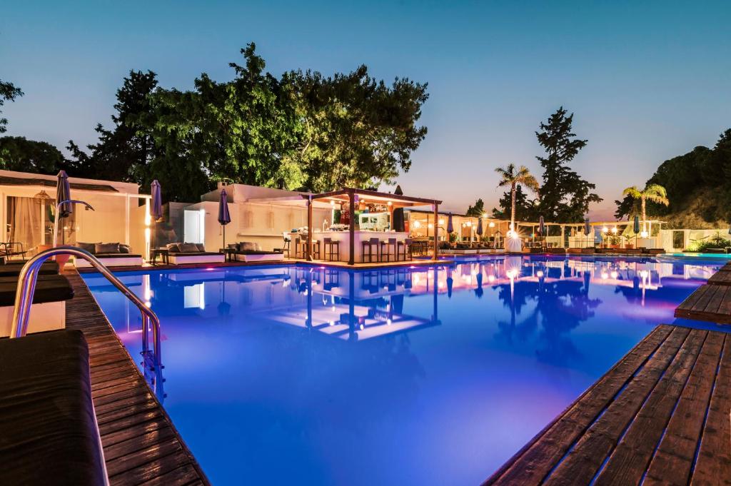 Πισίνα στο ή κοντά στο Bamboo Suites Hotel