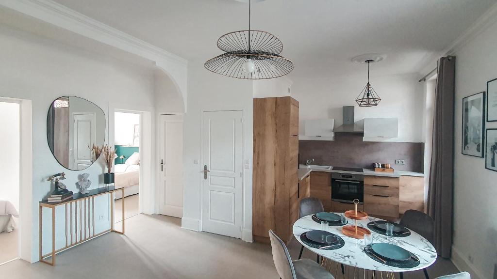 Kuchnia lub aneks kuchenny w obiekcie Appartement T3 à deux pas du centre-ville