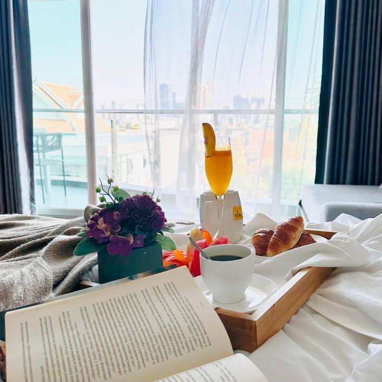 Postel nebo postele na pokoji v ubytování Harmony Phnom Penh Hotel