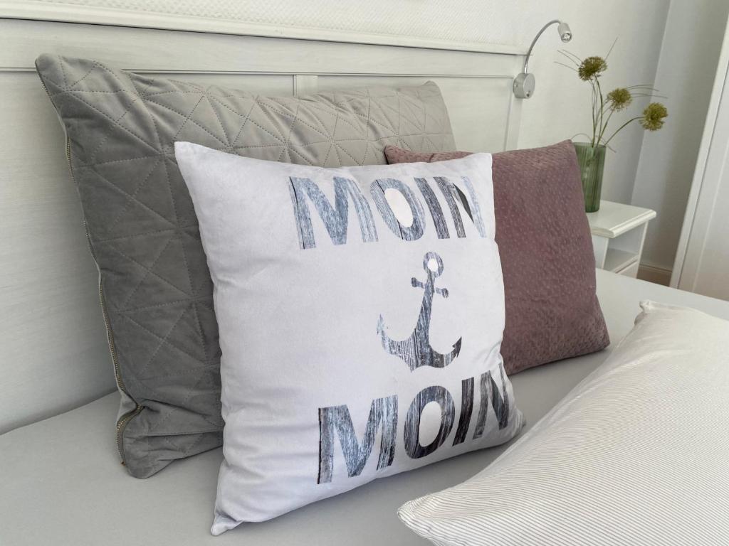 a pillow that says mom mom momaan sitting on a bed at Erholsames Wohnen in Bad Bramstedt Appartement III in Bad Bramstedt