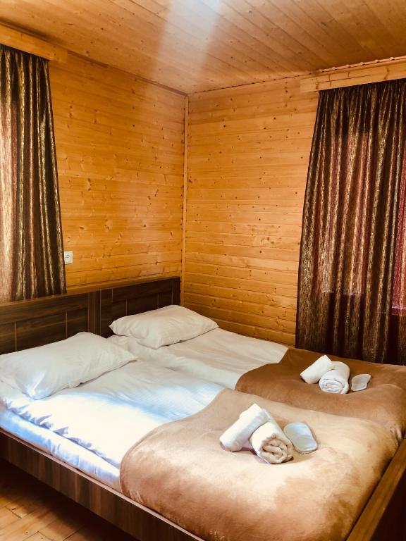 Postel nebo postele na pokoji v ubytování Ushba Cottages