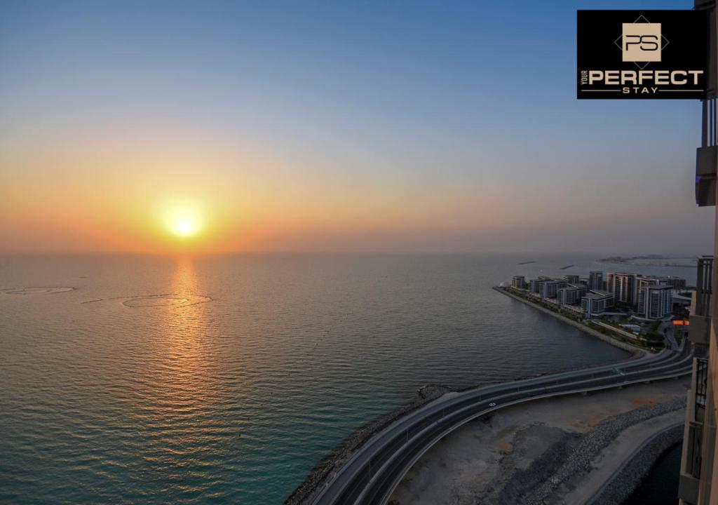 Large Apartment By Your Perfect Short Lets With SUNSET SEA VIEWS with swimming pool, Dubai