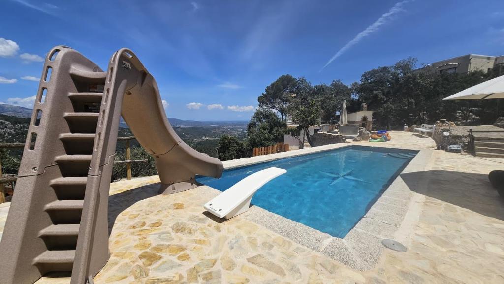 un tobogán junto a una piscina con tobogán en Finca Es Verger, en Esporles