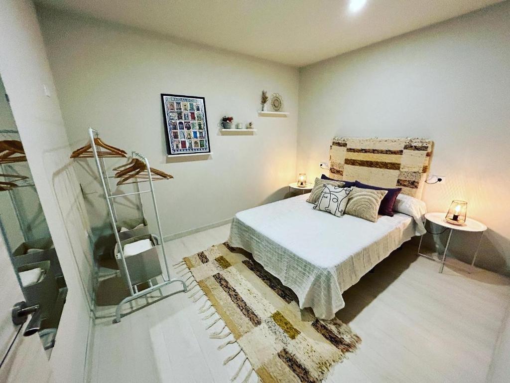 ein kleines Schlafzimmer mit einem Bett und einem Tisch in der Unterkunft Apartamento La Medina in Guadix