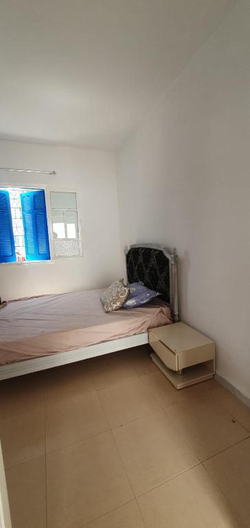 - une petite chambre avec un lit et une fenêtre dans l'établissement Chouette villa au bord de la plage hergla, à Sousse