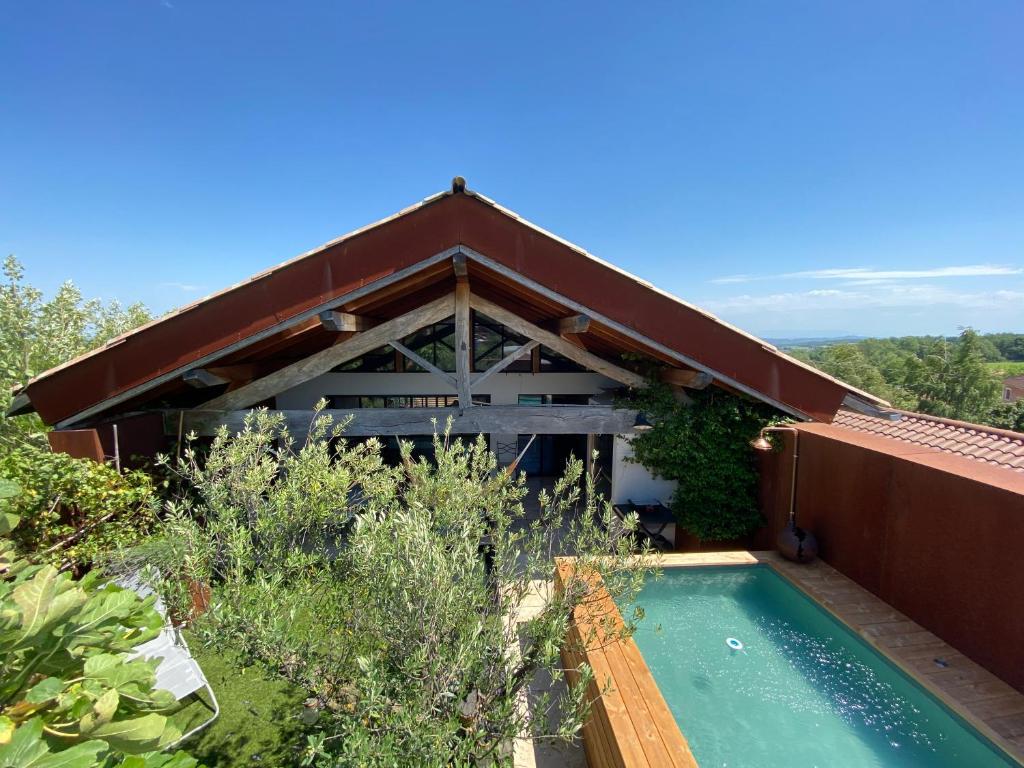 Grande Maison d'architecte avec toit terrasse, Piscine sans vis à vis et Sauna - Housity