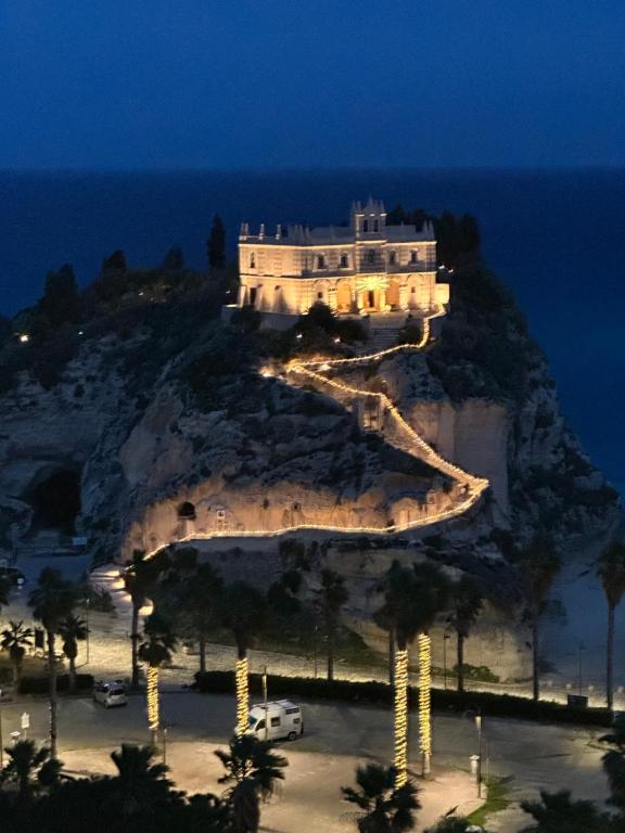 un castello in cima a una collina con l'oceano di Giglio di mare a Tropea