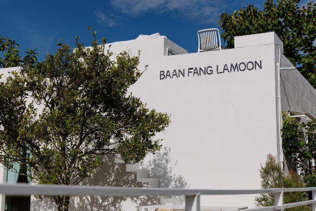 una señal para la entrada principal de la empresa bancaria lanyon en Baanfanglamoon 