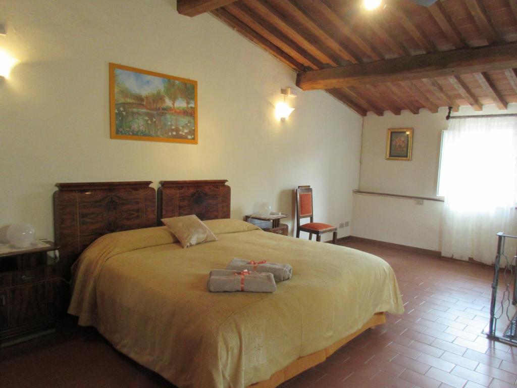 Un dormitorio con una cama con dos bolsas. en La Rondine en Lucca