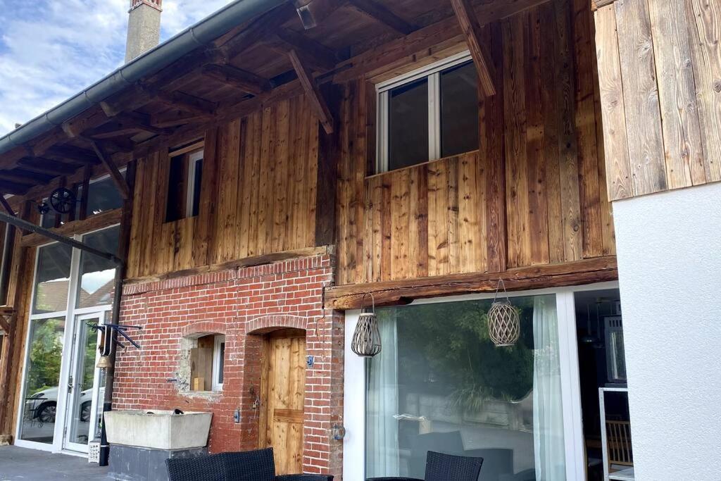 Casa con paredes de madera y patio en triplex dans une ferme rénovée, en Gals