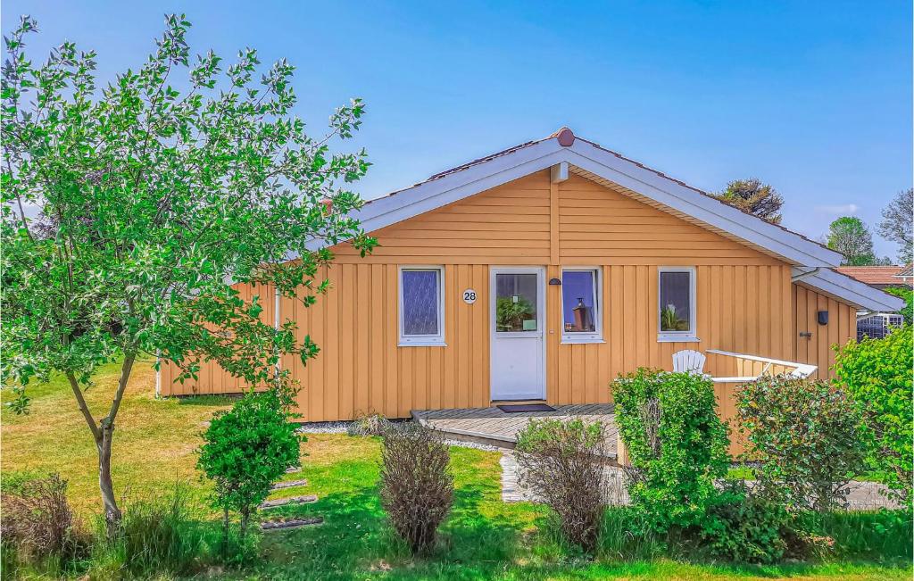 ein Holzhaus mit einem Hof in der Unterkunft Strandblick 28 in Schönhagen