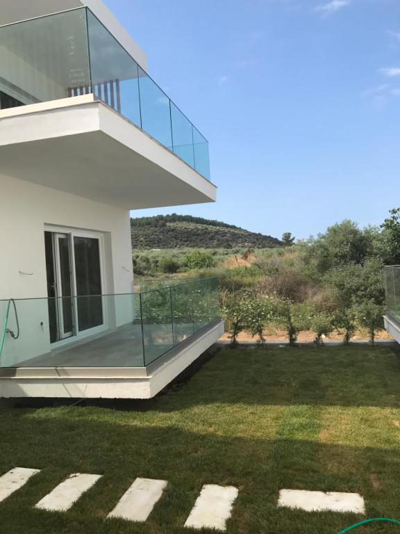 een glazen huis met uitzicht op een tuin bij NAMARE AQUA in Skala Sotiros