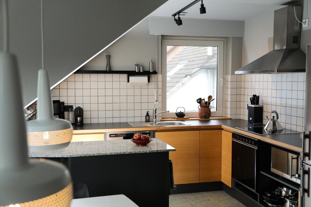 eine Küche mit Spüle und Arbeitsplatte in der Unterkunft Marhold Apartments in Drensteinfurt