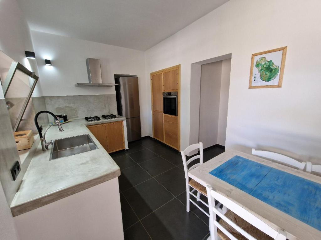 - une cuisine avec un évier et un comptoir dans l'établissement La casa della salemitana, à Pantelleria