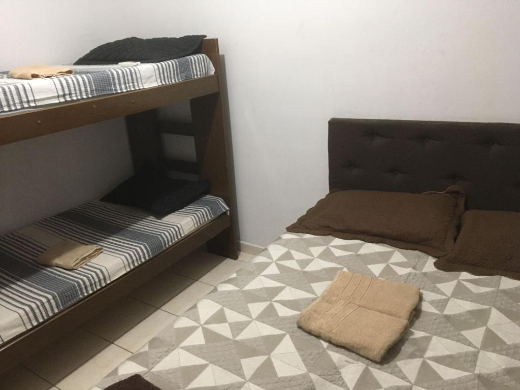 a bedroom with two bunk beds and a rug at Apto Ruan Oni in Campos dos Goytacazes