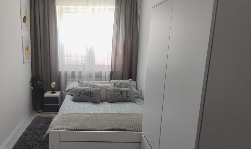 una camera con un letto con due cuscini sopra di Apartament SARA a Kołobrzeg