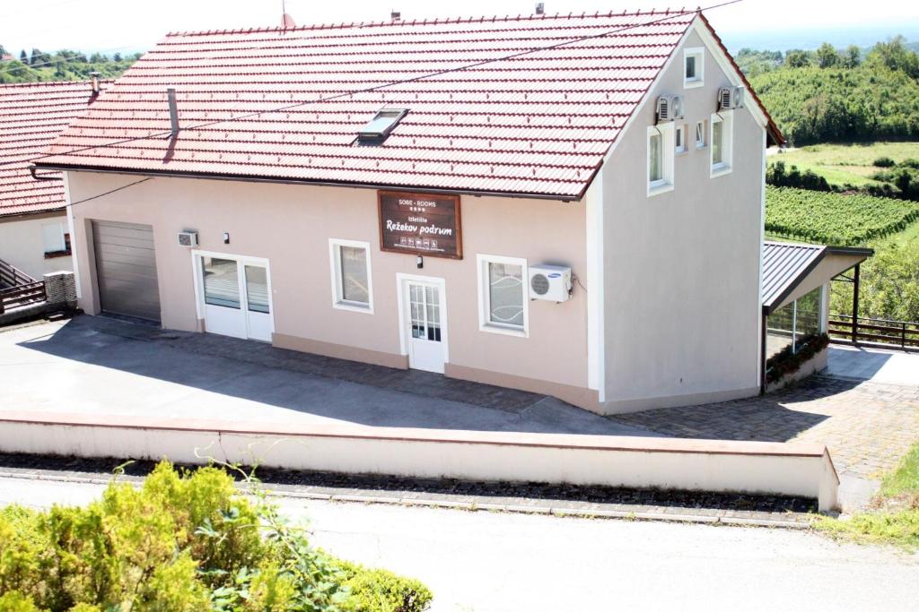 a small white building with a brown roof at Guesthouse Režekov podrum in Jastrebarsko