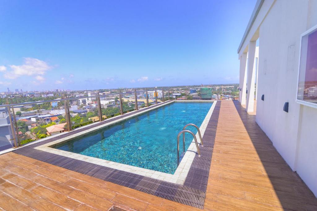 - une piscine sur le balcon d'un bâtiment dans l'établissement Bluewind Luxury Apartment - 2rooms - Wattala-Hemas Hospital, à Wattala