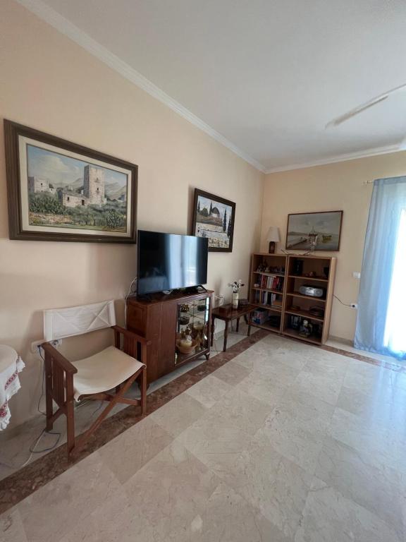 TV a/nebo společenská místnost v ubytování MANI Kamares Beach House