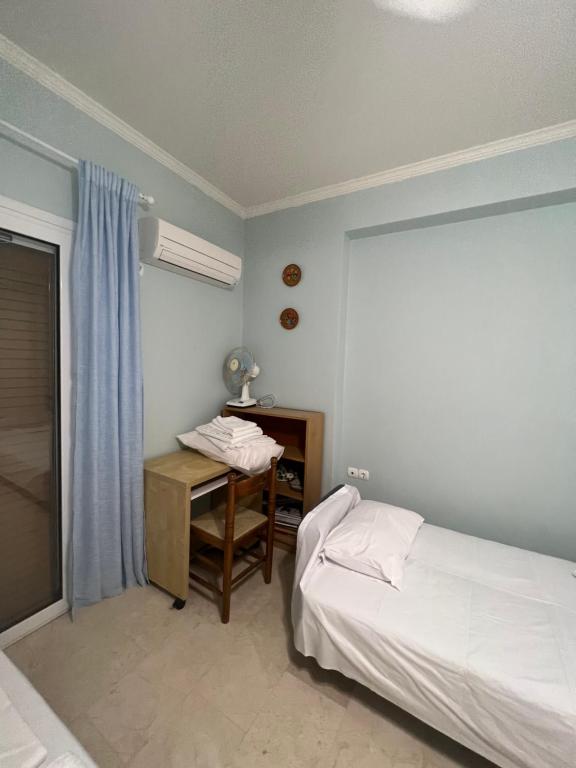 Postel nebo postele na pokoji v ubytování MANI Kamares Beach House