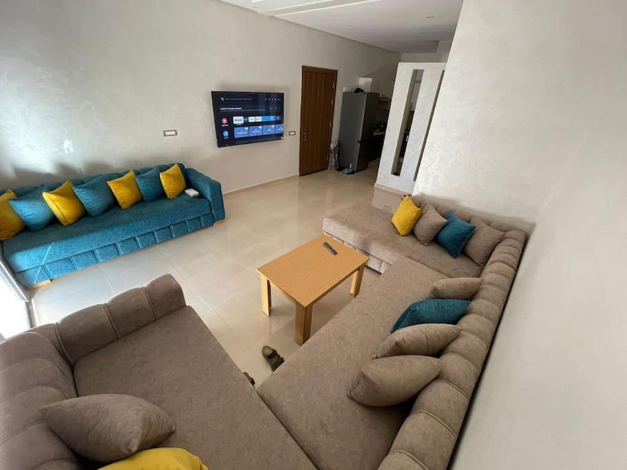 Una sala de estar con dos sofás y una mesa. en Résidence COSTA BEACH 3 IMMEUBLE 10 APPT 1 Bouzinka, en Bouznika