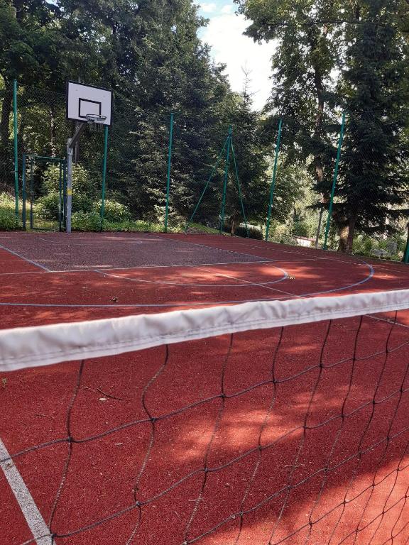 Tenis alebo squash v ubytovaní Villa Wernera Hotel & Spa alebo jeho okolí
