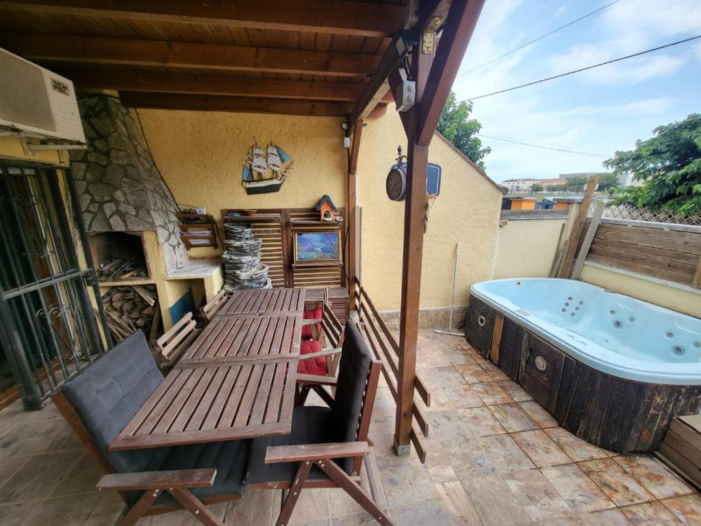 艾姆布里亞布拉瓦的住宿－casa empuriabrava，露台设有带桌子和浴缸的甲板