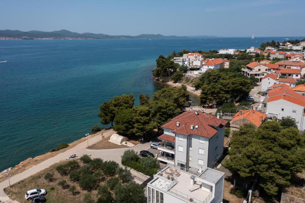 una vista aérea de una ciudad junto al agua en Lila Apartments, en Zadar