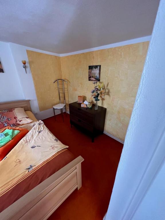 Postel nebo postele na pokoji v ubytování Ferienwohnung -IN LAPIDE REGIS-