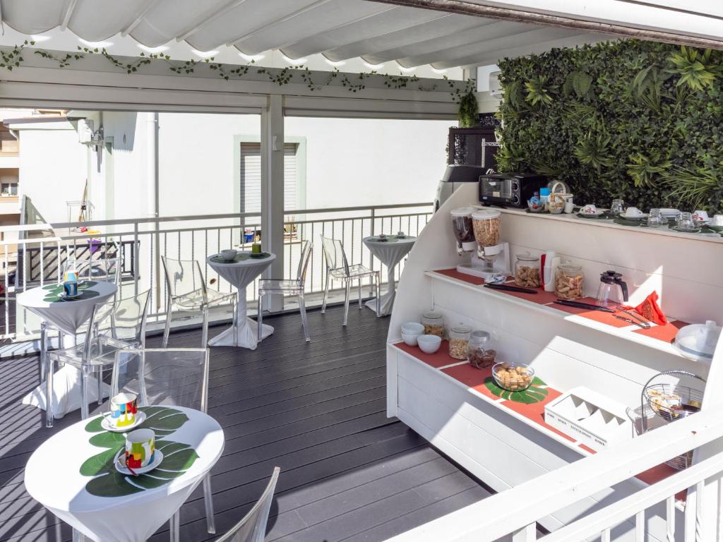 balkon ze stołem i krzesłami na budynku w obiekcie New Pescara City b&b w mieście Pescara