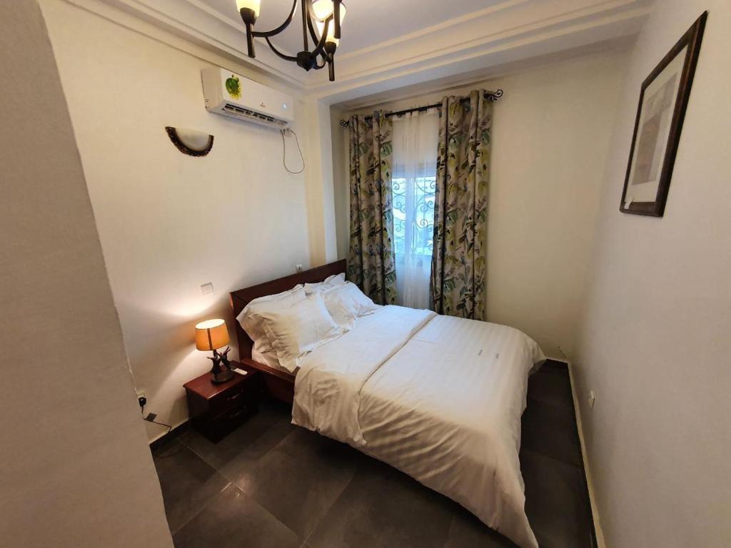 Llit o llits en una habitació de Résidence M Douala
