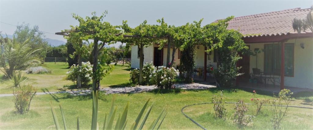 uma casa com um jardim em frente em Conectar con la naturaleza te hará más feliz em Melipilla