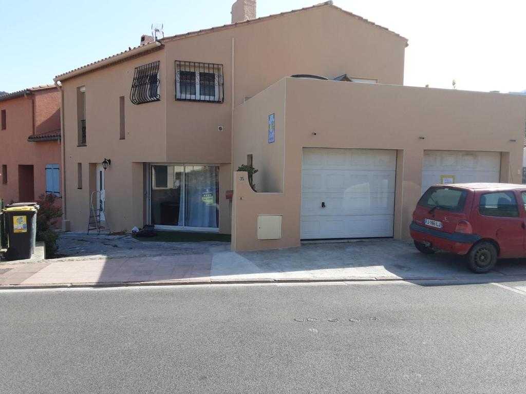 une camionnette rouge garée devant une maison dans l'établissement Mihechris, à Collioure