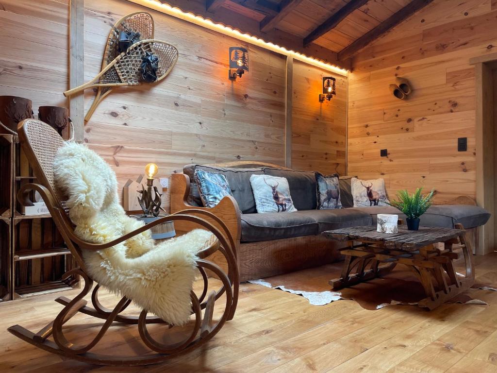 Posezení v ubytování Le chalet du Hélivy