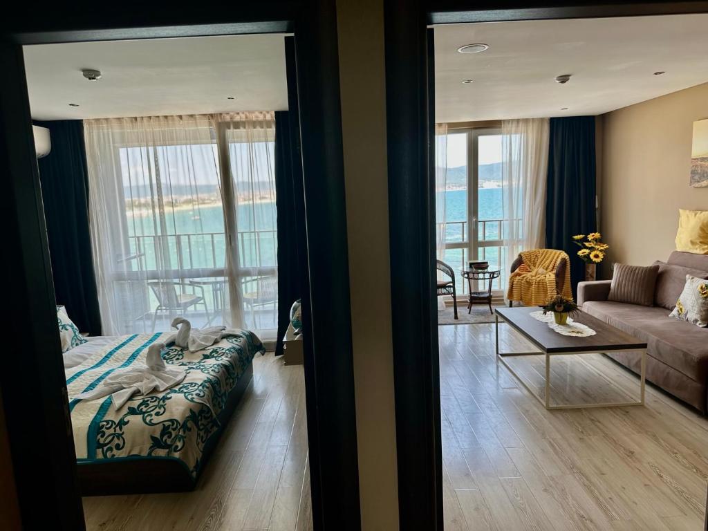 Posezení v ubytování One Bedroom Private Apartment Paradiso B 501
