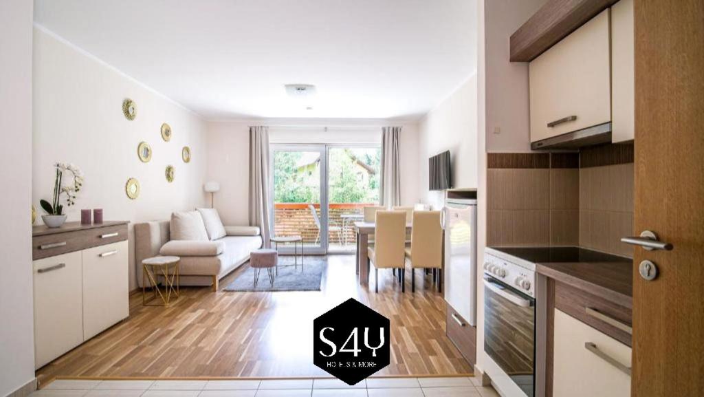 cocina y sala de estar con mesa y sillas. en Alpe Adria Apartments - Top 11 by S4Y, en Oberaichwald