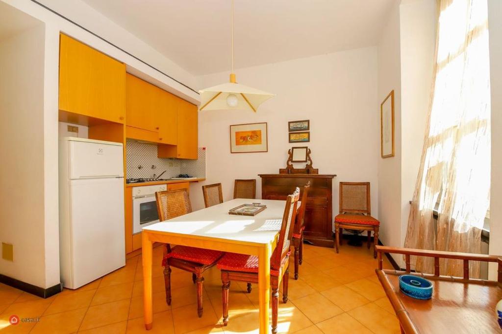 een keuken en eetkamer met een tafel en stoelen bij Casa Francesca, vicino al mare in Sestri Levante