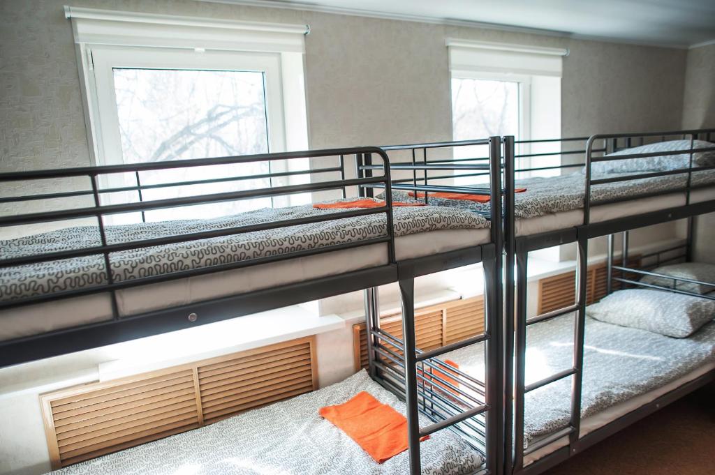 オレンブルクにあるHostel Orenburgの窓付きの客室で、二段ベッド2台が備わります。