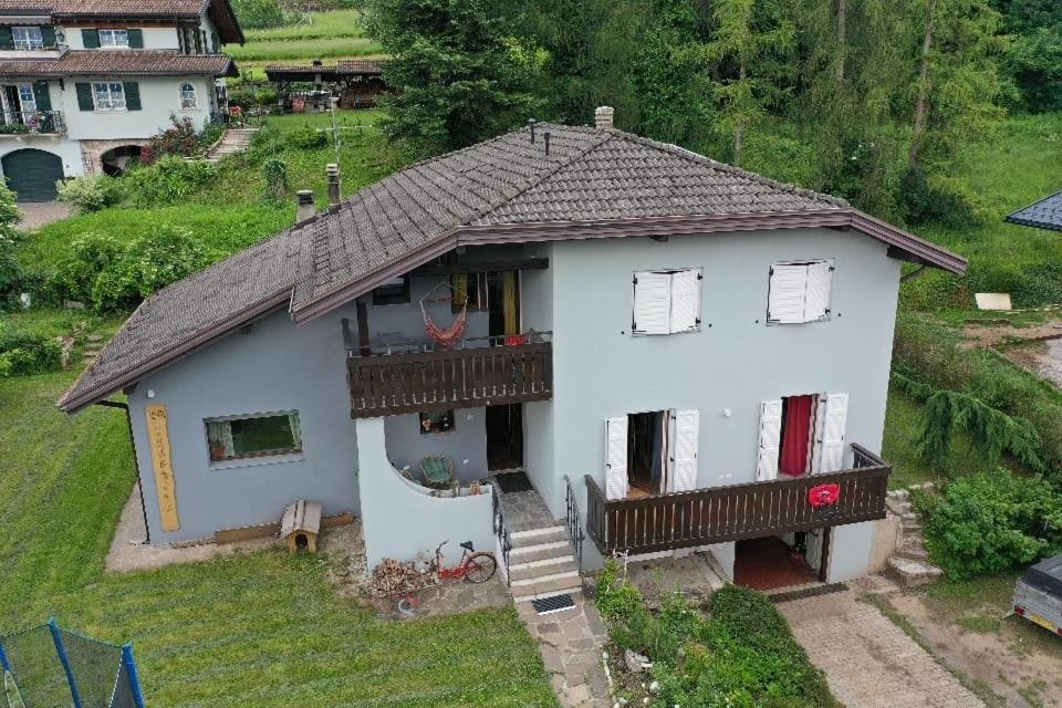 an aerial view of a house with a balcony at Appartamento Tenaglia in Spormaggiore