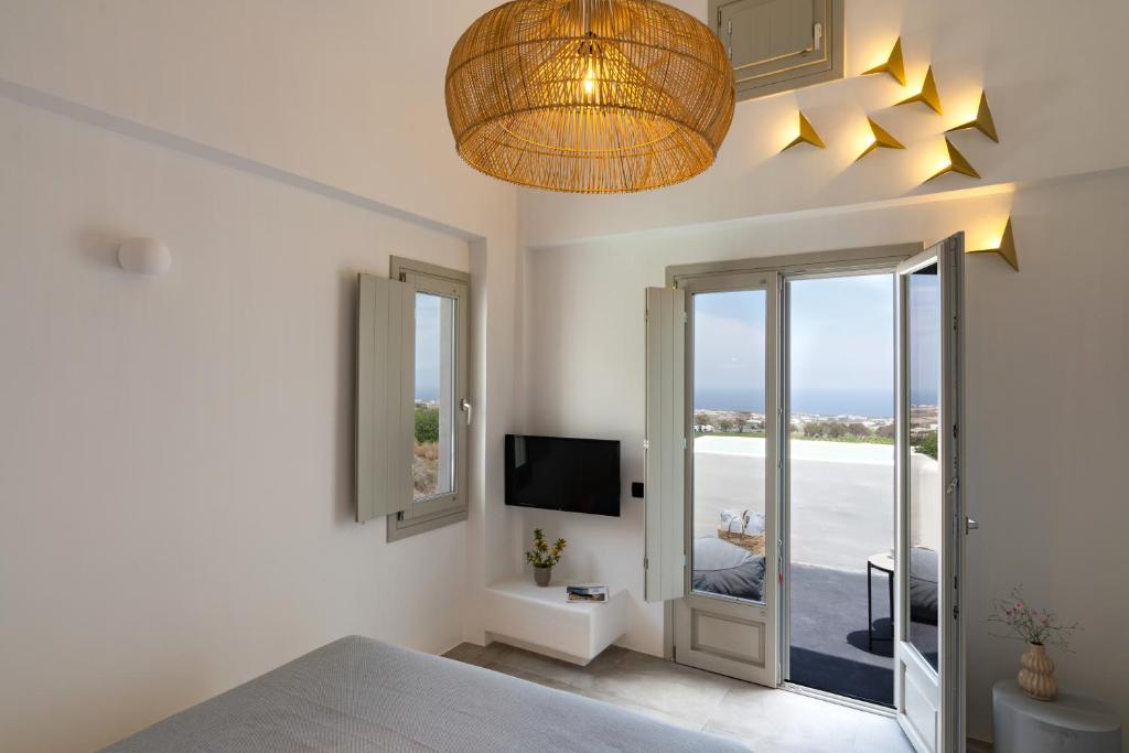 Una televisión o centro de entretenimiento en Maeva Suites Santorini