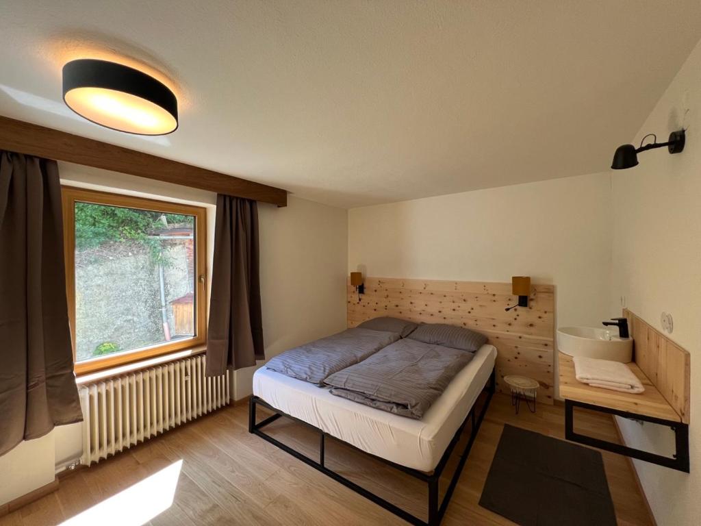 a bedroom with a bed and a window at Ferientreff-Stilfs in Stelvio