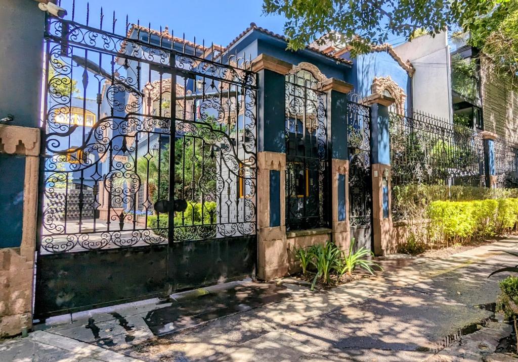 una puerta de hierro frente a un edificio en Casa Amari, en Ciudad de México