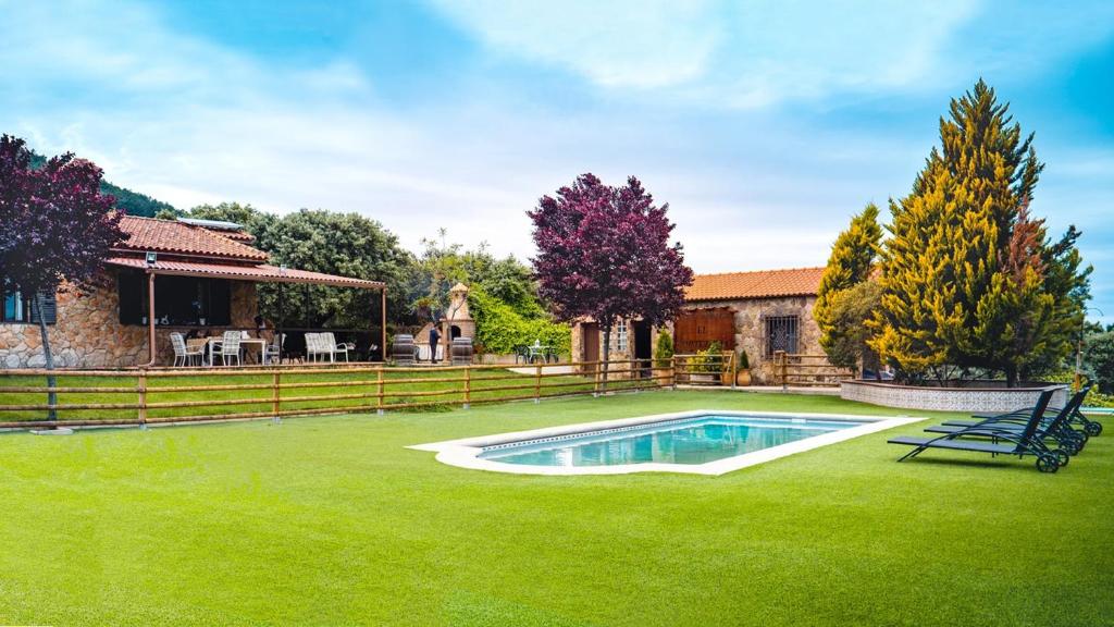 a yard with a pool and a house at CR El Portezuelo Boutique Experience in Fuentelabrada de los Montes