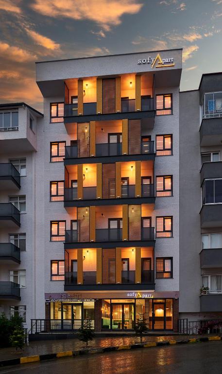a large apartment building with its lights on at Sofyapart in Soğuksu