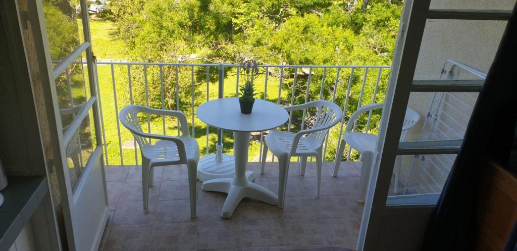 uma mesa branca e cadeiras numa varanda em Studio lou paradou residence le provence em Gréoux-les-Bains