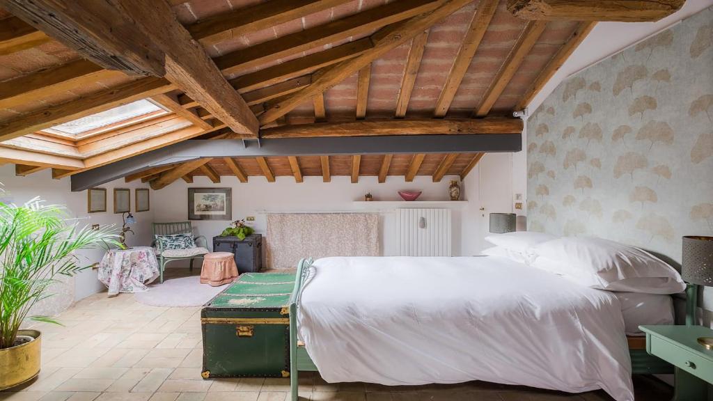 A bed or beds in a room at Piazza Maggiore Jungle Bijoux