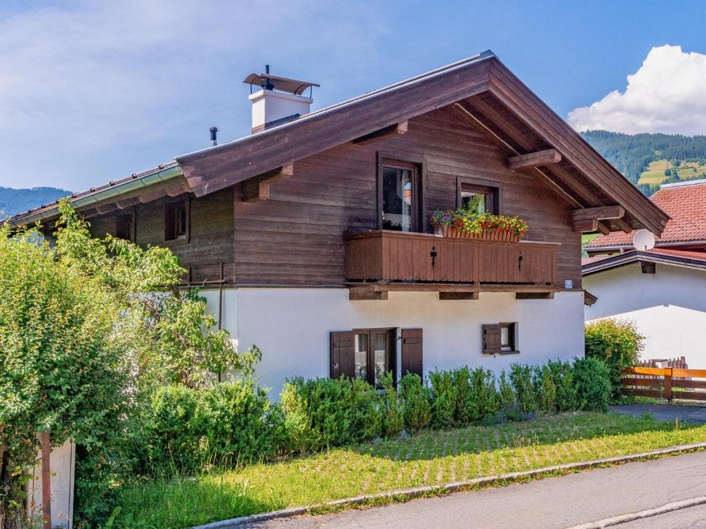 ein Haus mit einem Balkon mit Blumen darauf in der Unterkunft Gaisbergblick in Kirchberg in Tirol